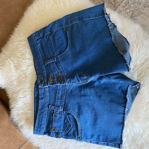 Low-rise Raw Hem Shorts - Picture 1 of 2